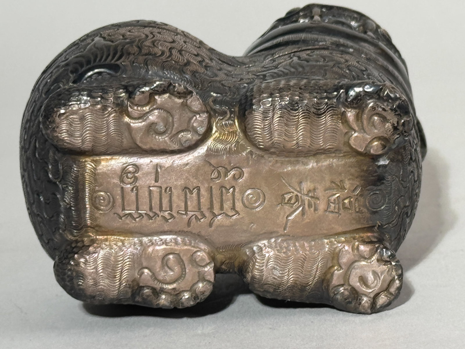 AN ANTIQUE SIAMESE SILVER FOO DOG BOX WITH RUBY INSERT - 10