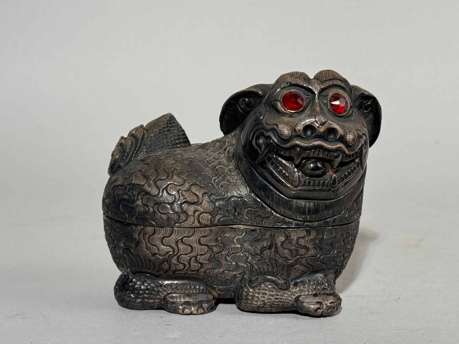 AN ANTIQUE SIAMESE SILVER FOO DOG BOX WITH RUBY INSERT (1 of 12)
