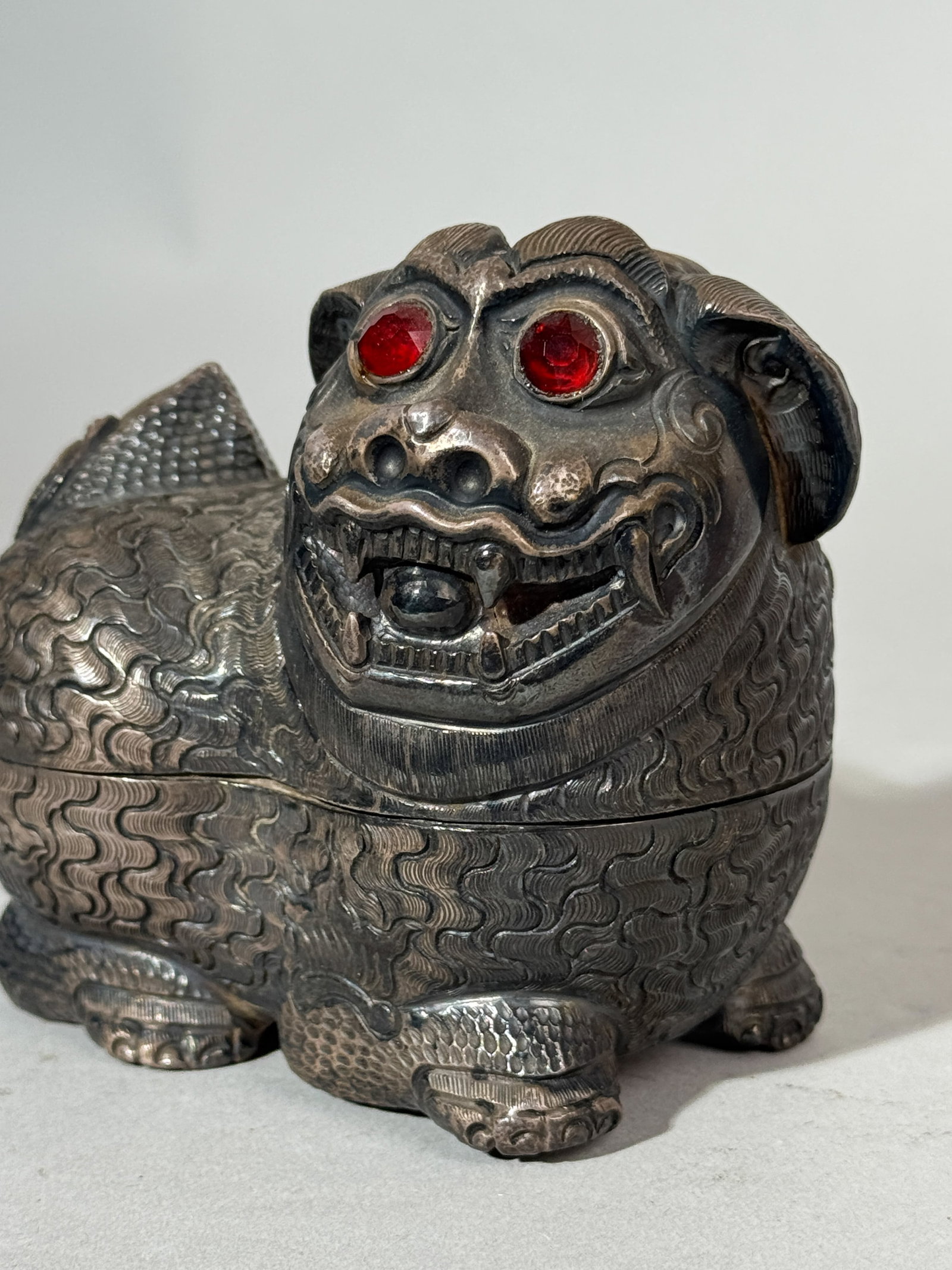 AN ANTIQUE SIAMESE SILVER FOO DOG BOX WITH RUBY INSERT - 2