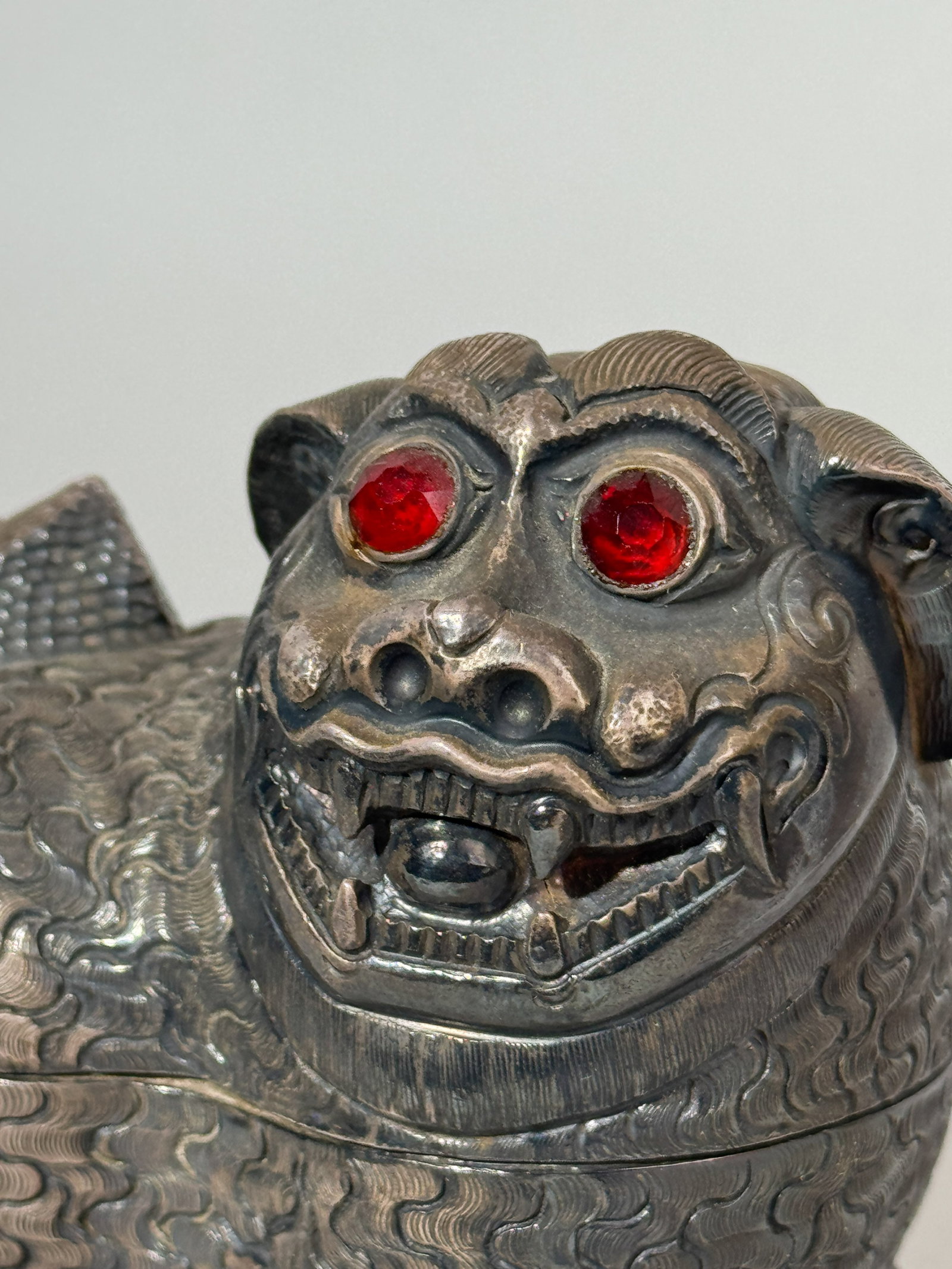 AN ANTIQUE SIAMESE SILVER FOO DOG BOX WITH RUBY INSERT - 3