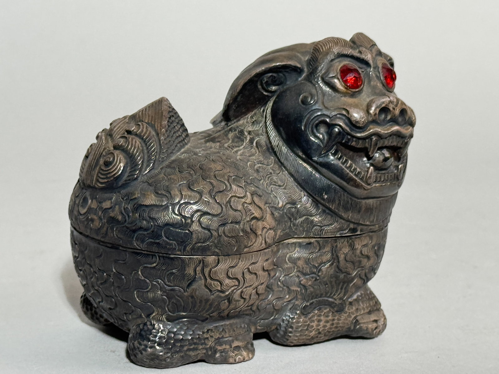 AN ANTIQUE SIAMESE SILVER FOO DOG BOX WITH RUBY INSERT - 4