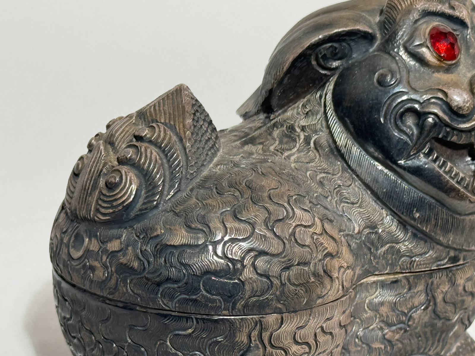 AN ANTIQUE SIAMESE SILVER FOO DOG BOX WITH RUBY INSERT - 5