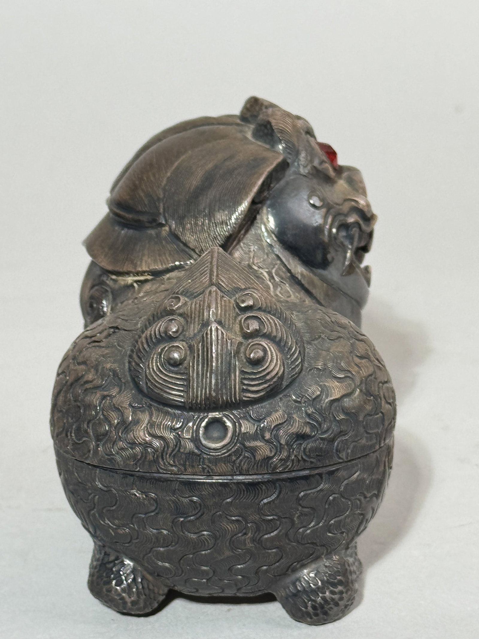 AN ANTIQUE SIAMESE SILVER FOO DOG BOX WITH RUBY INSERT - 6