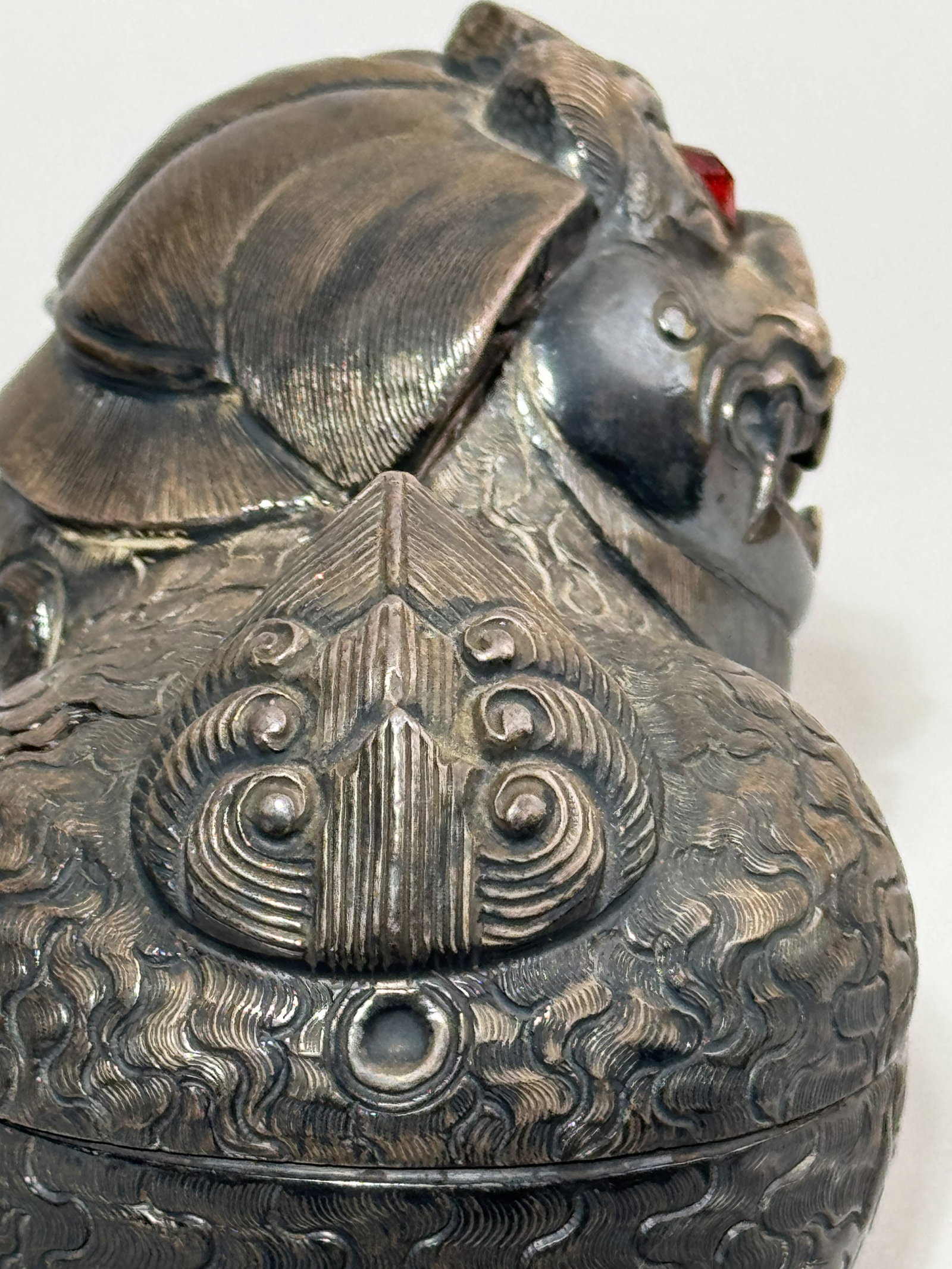 AN ANTIQUE SIAMESE SILVER FOO DOG BOX WITH RUBY INSERT - 7