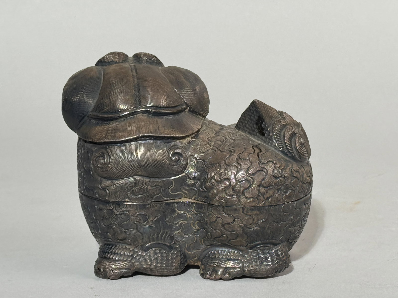 AN ANTIQUE SIAMESE SILVER FOO DOG BOX WITH RUBY INSERT - 8