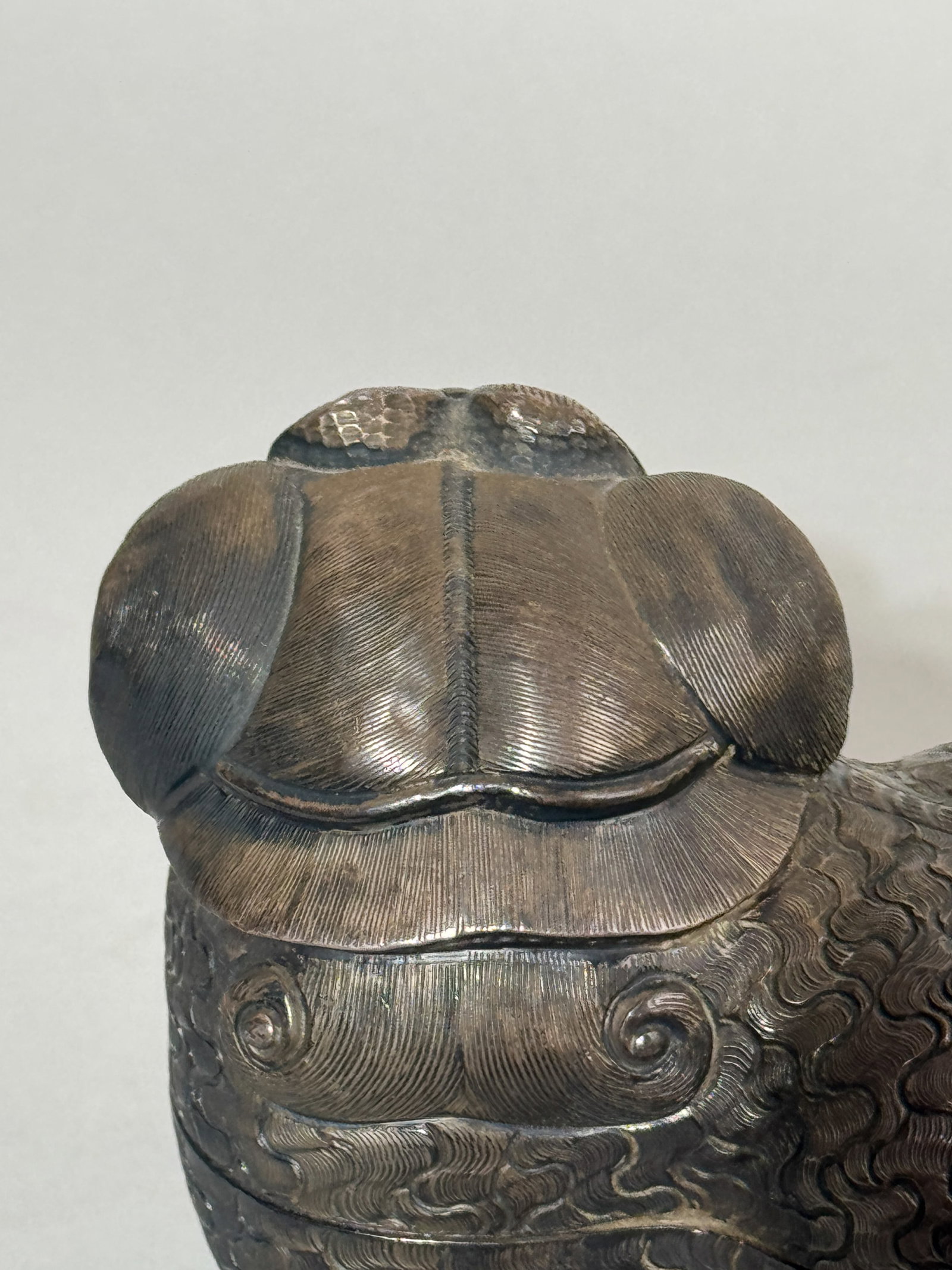 AN ANTIQUE SIAMESE SILVER FOO DOG BOX WITH RUBY INSERT - 9
