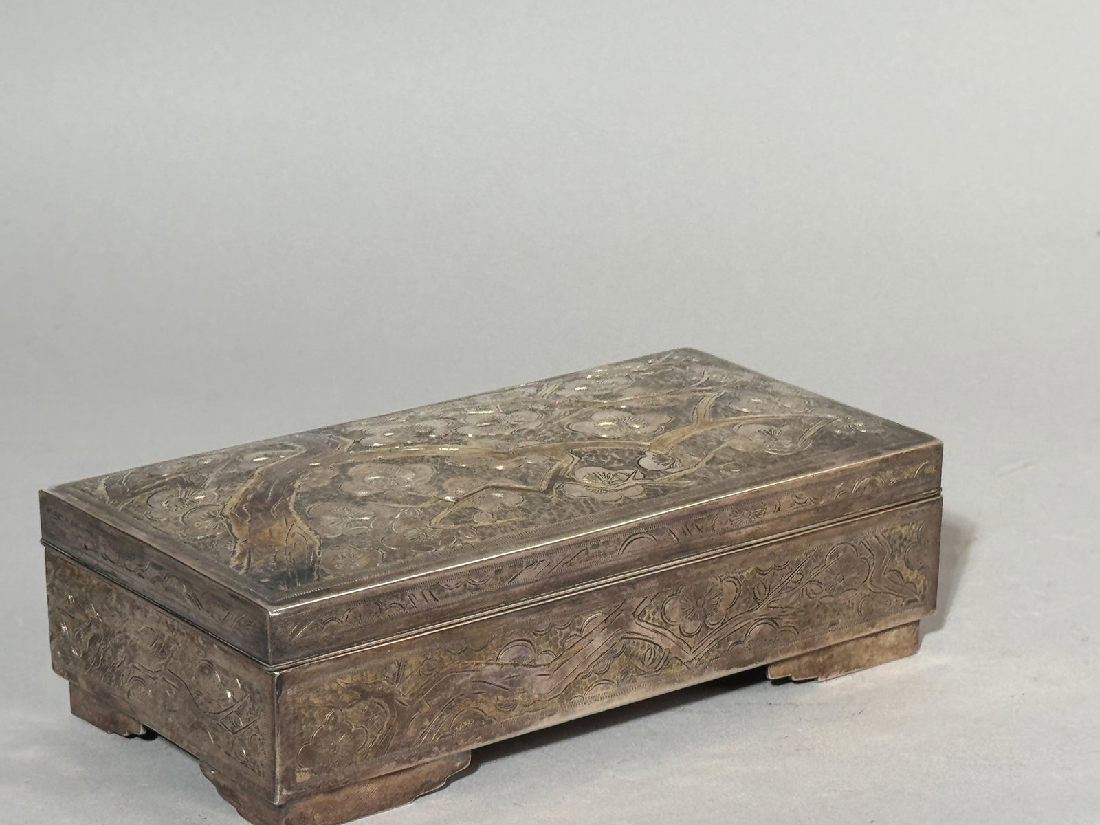 A JAPANESE SILVER BOX WITH PLUM BLOSSOM - 2