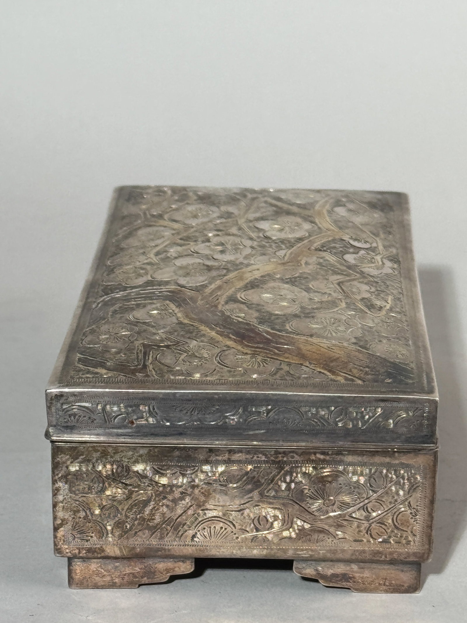 A JAPANESE SILVER BOX WITH PLUM BLOSSOM - 3