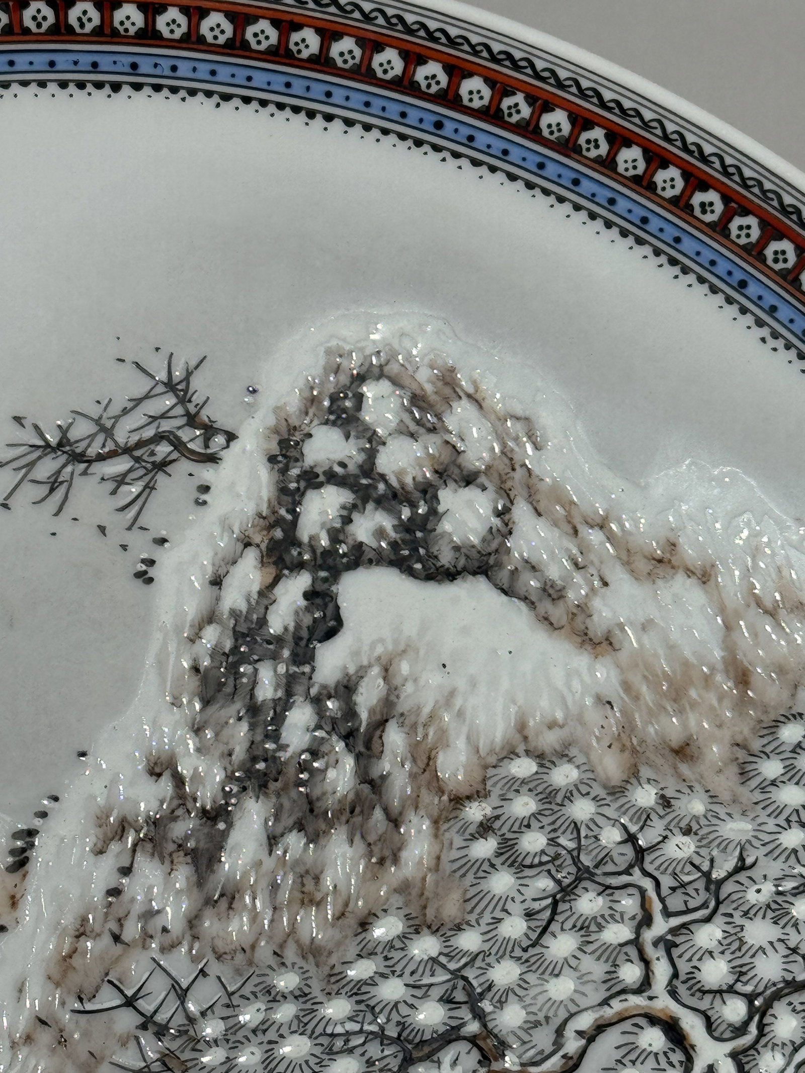 A CHINESE SNOW SCENE PORCELAIN CHARGER - 5