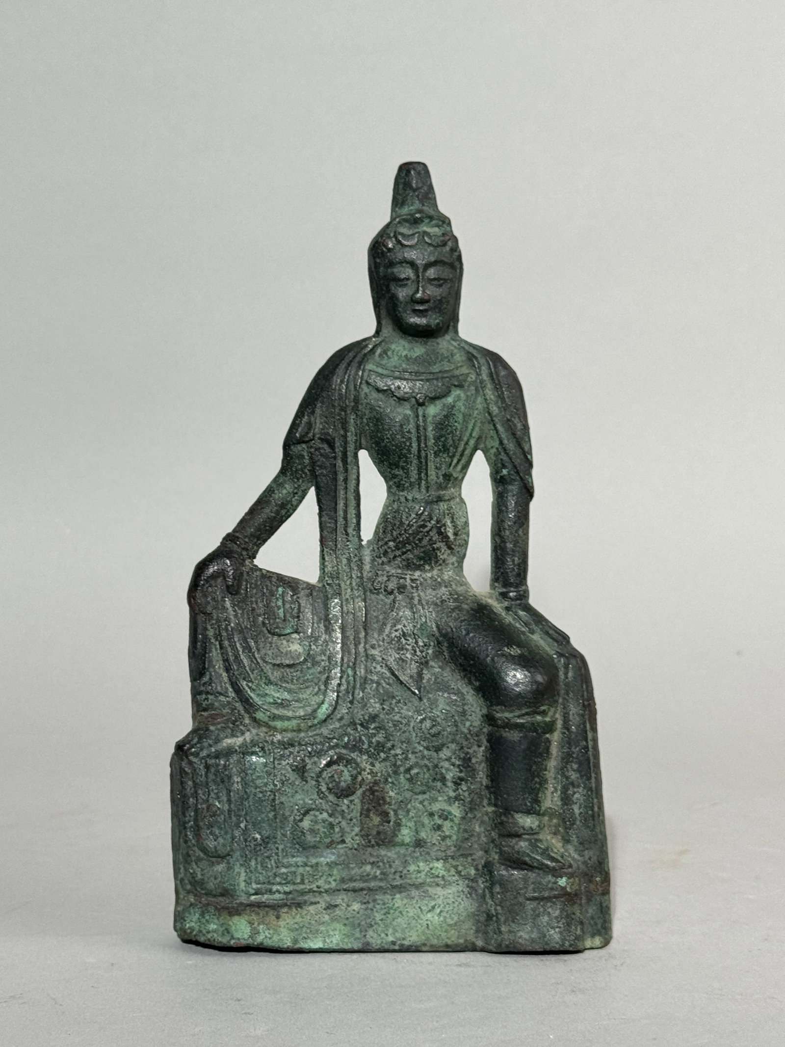 JAPANESE BRONZE SEATED KUANYIN: A Japanese bronze seated Kuanyin. Dimensions: Height: 8 in. (20.3 cm). Note: This item is in New York, where it can be shipped from.