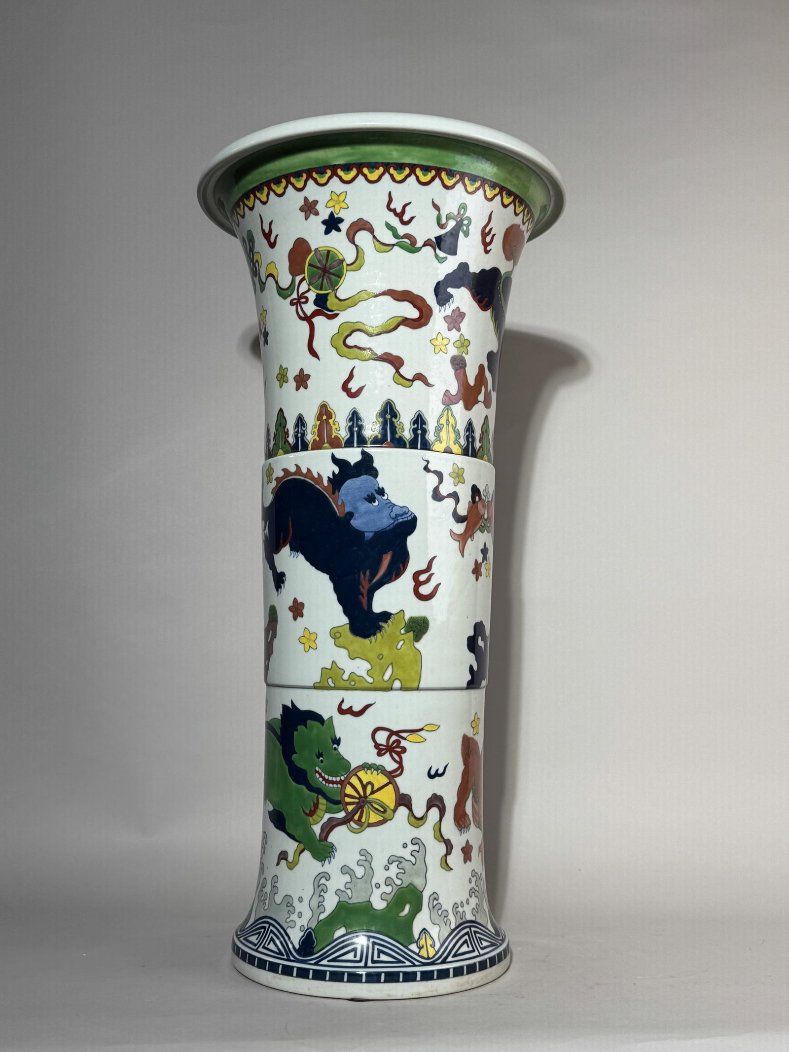 LARGE CHINESE FAMILLE VERTE BEAKER VASE WITH FOO LIONS - 6