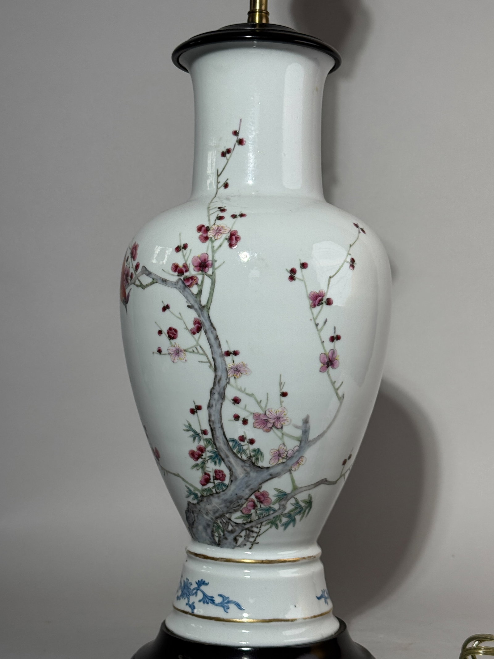CHINESE FAMILLE ROSE PORCELAIN VASE LAMP WITH BIRD MOTIF - 7