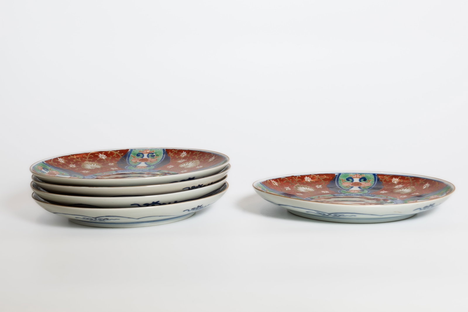 (LOT OF 5) A GROUP OF JAPANESE IMARI STYLE DISHES - 4