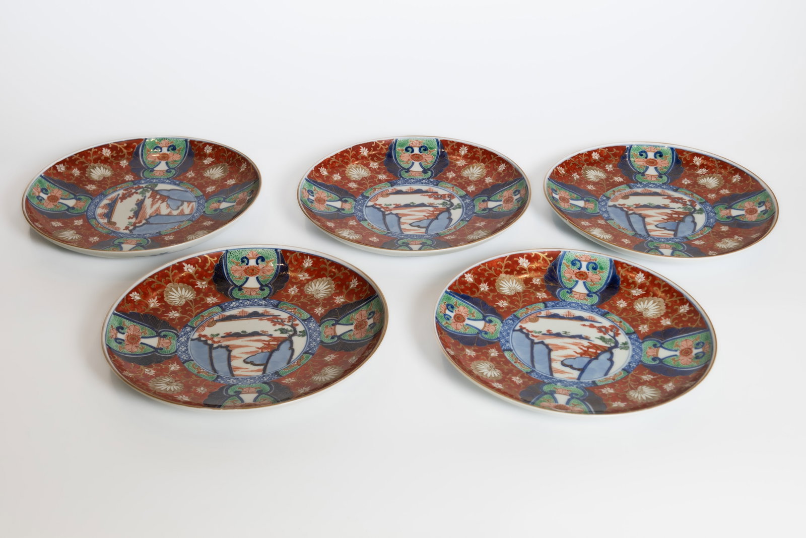 (LOT OF 5) A GROUP OF JAPANESE IMARI STYLE DISHES - 5