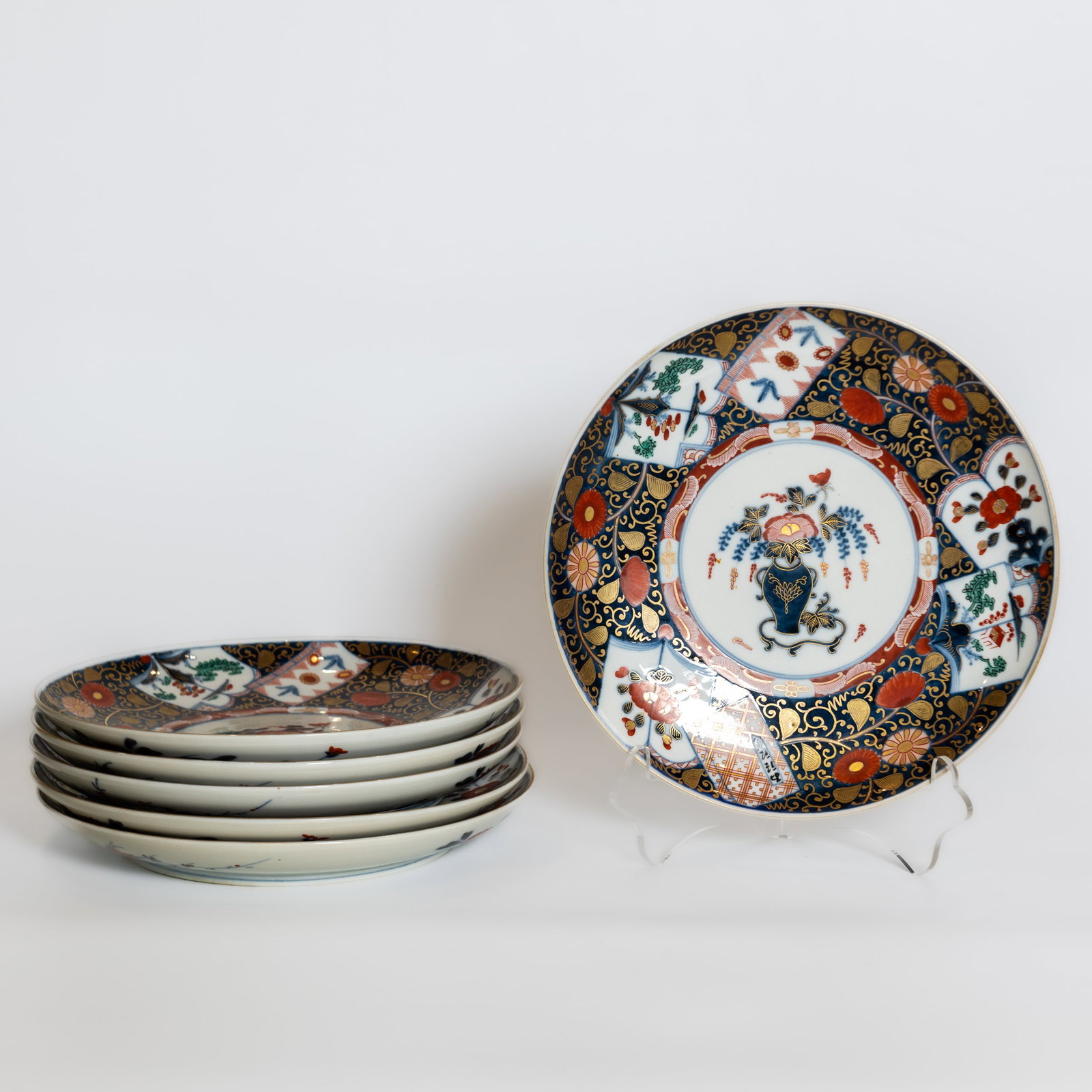 (LOT OF 6) A GROUP OF JAPANESE IMARI STYLE DISHES: (lot of 6) A Group of Japanese Imari Style Dishes 25 x 3.5 cm each