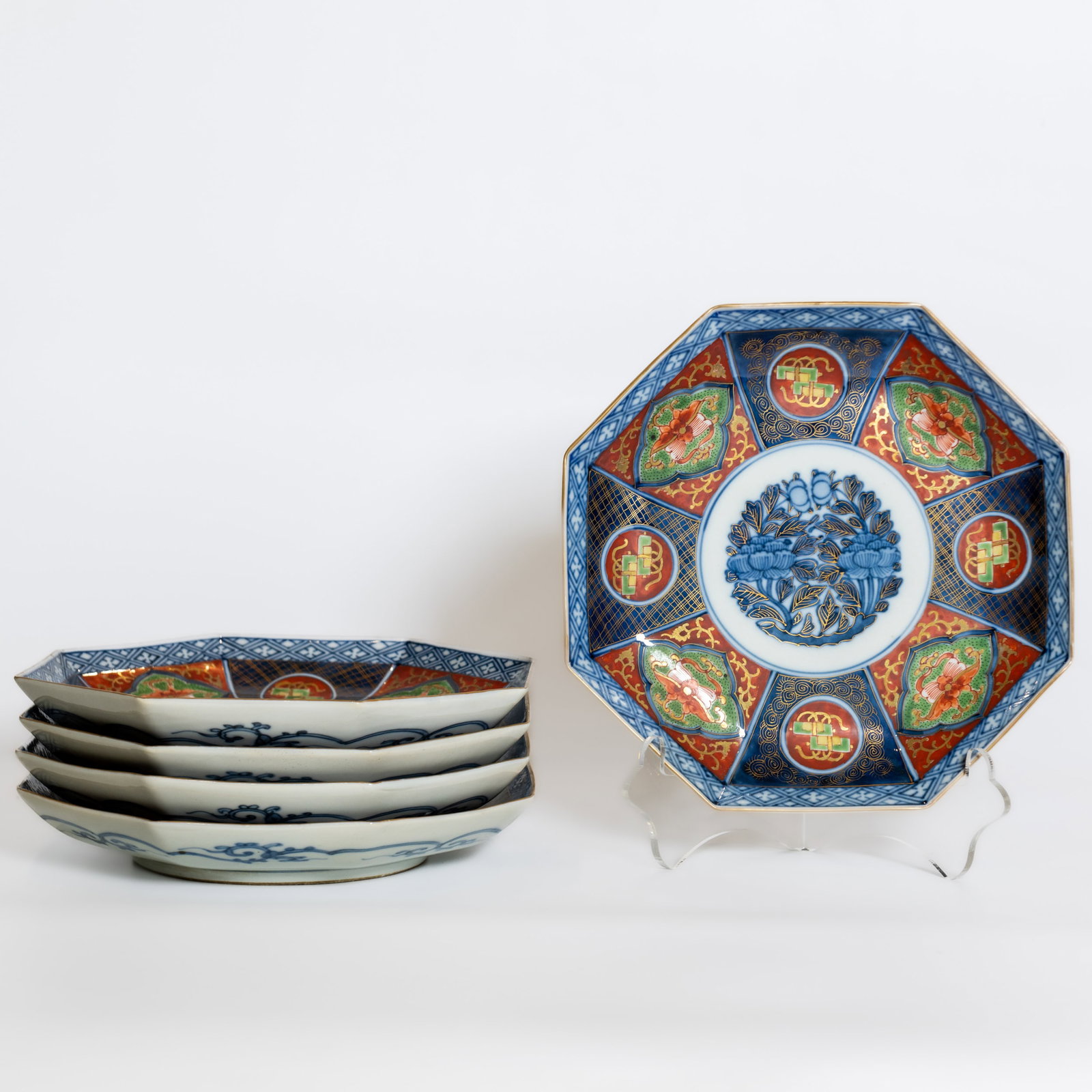 (LOT OF 5) A GROUP OF JAPANESE IMARI STYLE DISHES: (lot of 5) A Group of Japanese Imari Style Dishes 25 x 4 cm each