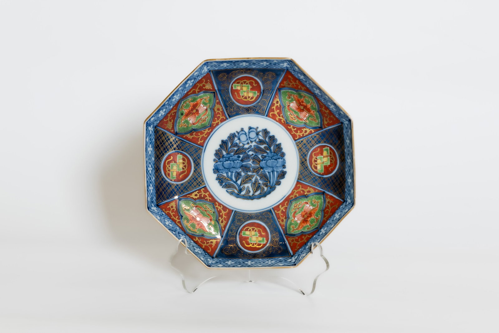 (LOT OF 5) A GROUP OF JAPANESE IMARI STYLE DISHES - 2