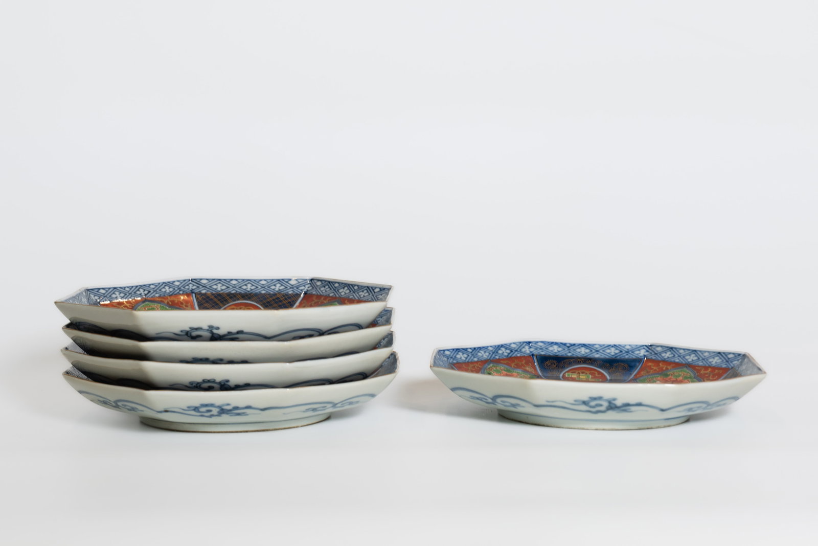 (LOT OF 5) A GROUP OF JAPANESE IMARI STYLE DISHES - 4