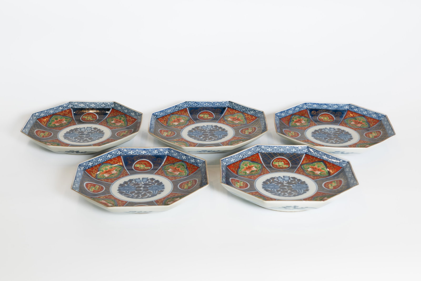 (LOT OF 5) A GROUP OF JAPANESE IMARI STYLE DISHES - 5