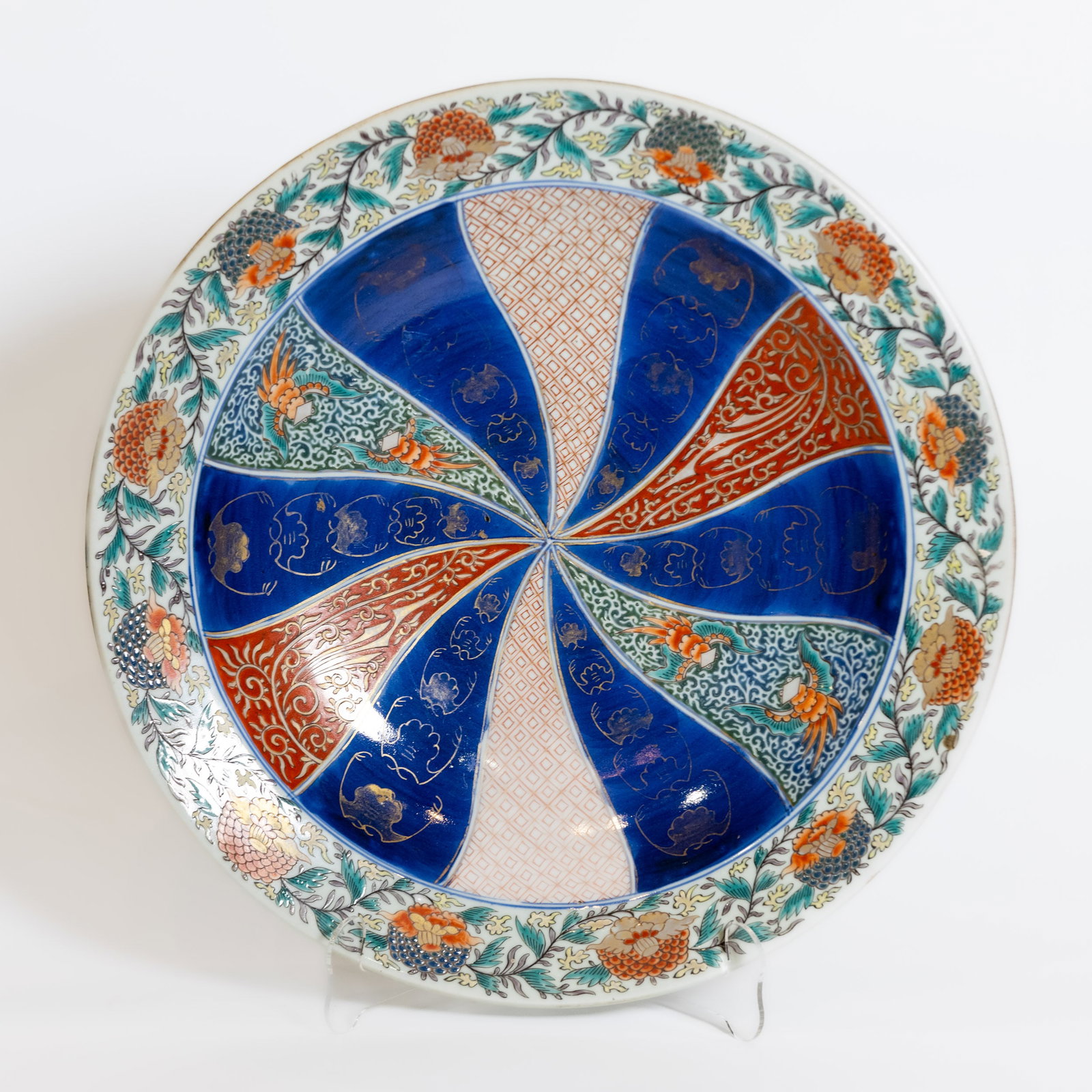 A LARGE JAPANESE IMARI DISH (1 of 5)