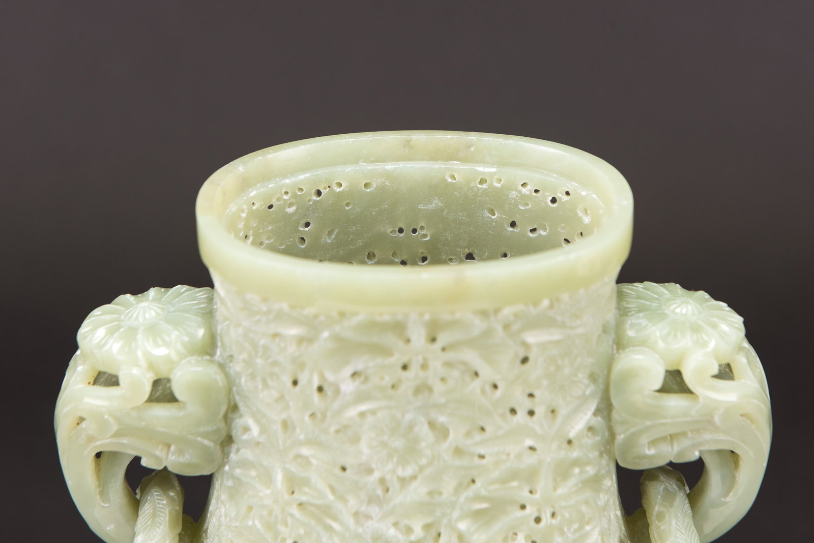 A CARVED CELADON WHITE JADE VASE AND COVER, MID-20TH CENTURY - 10