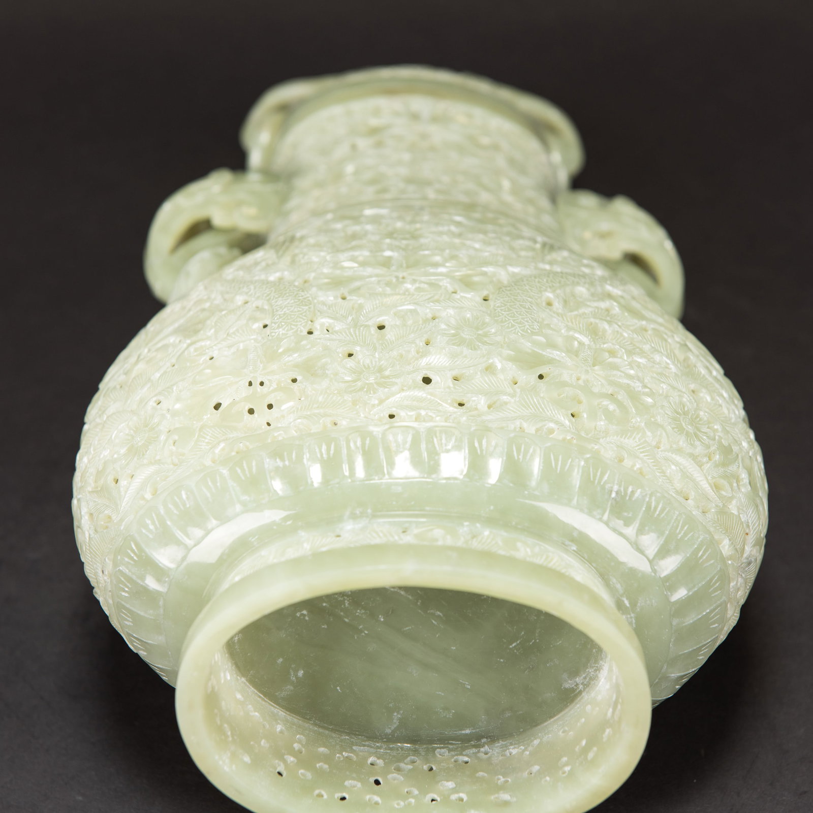 A CARVED CELADON WHITE JADE VASE AND COVER, MID-20TH CENTURY - 12
