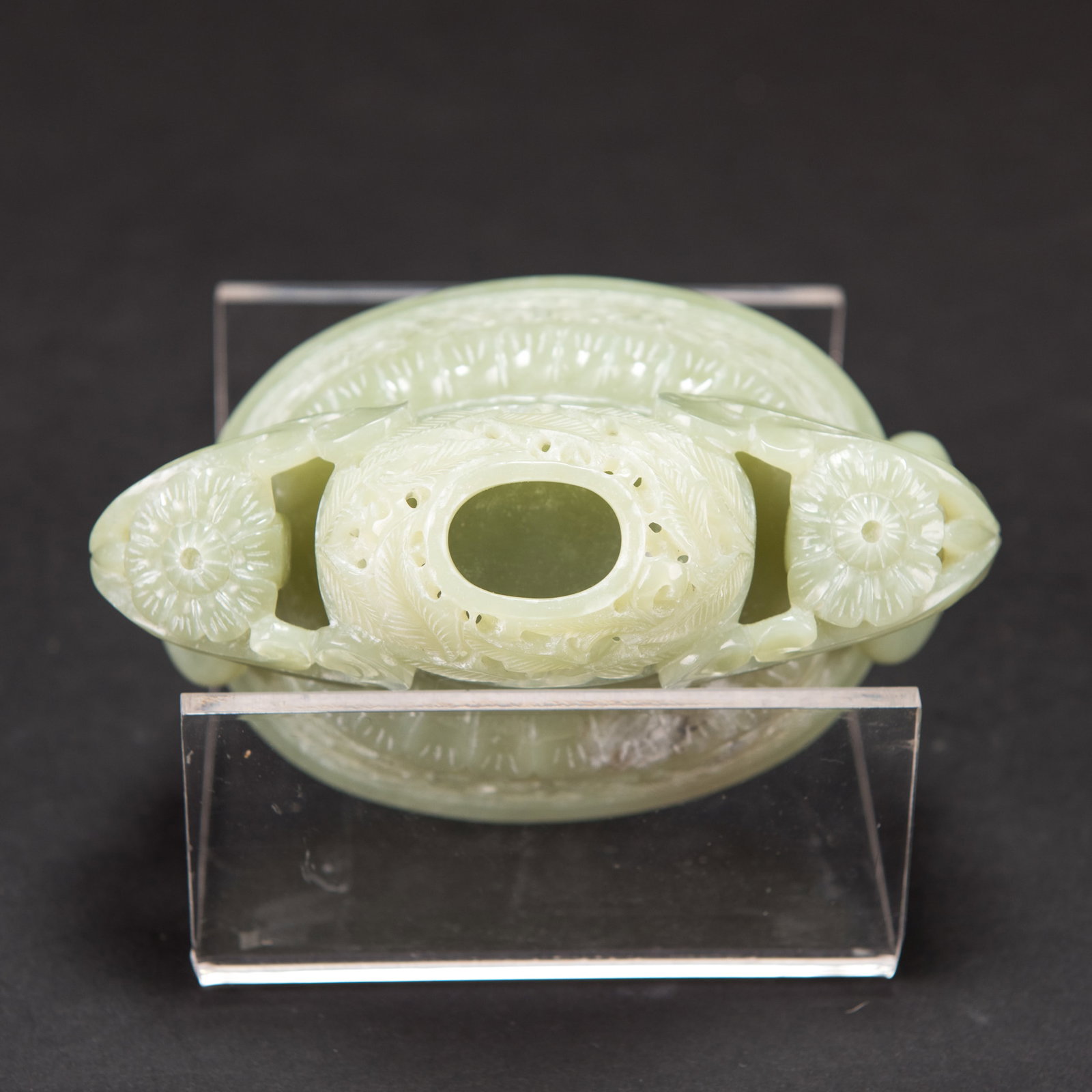 A CARVED CELADON WHITE JADE VASE AND COVER, MID-20TH CENTURY - 15