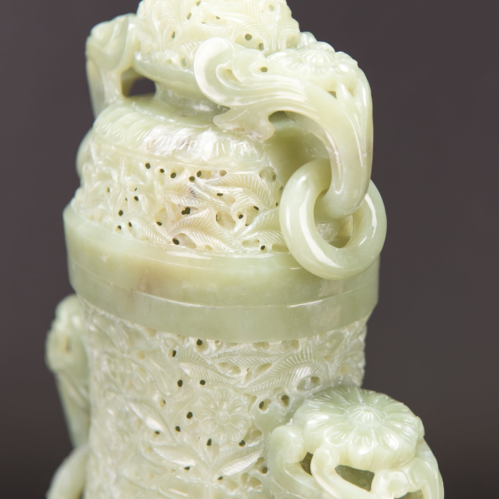 A CARVED CELADON WHITE JADE VASE AND COVER, MID-20TH CENTURY - 7