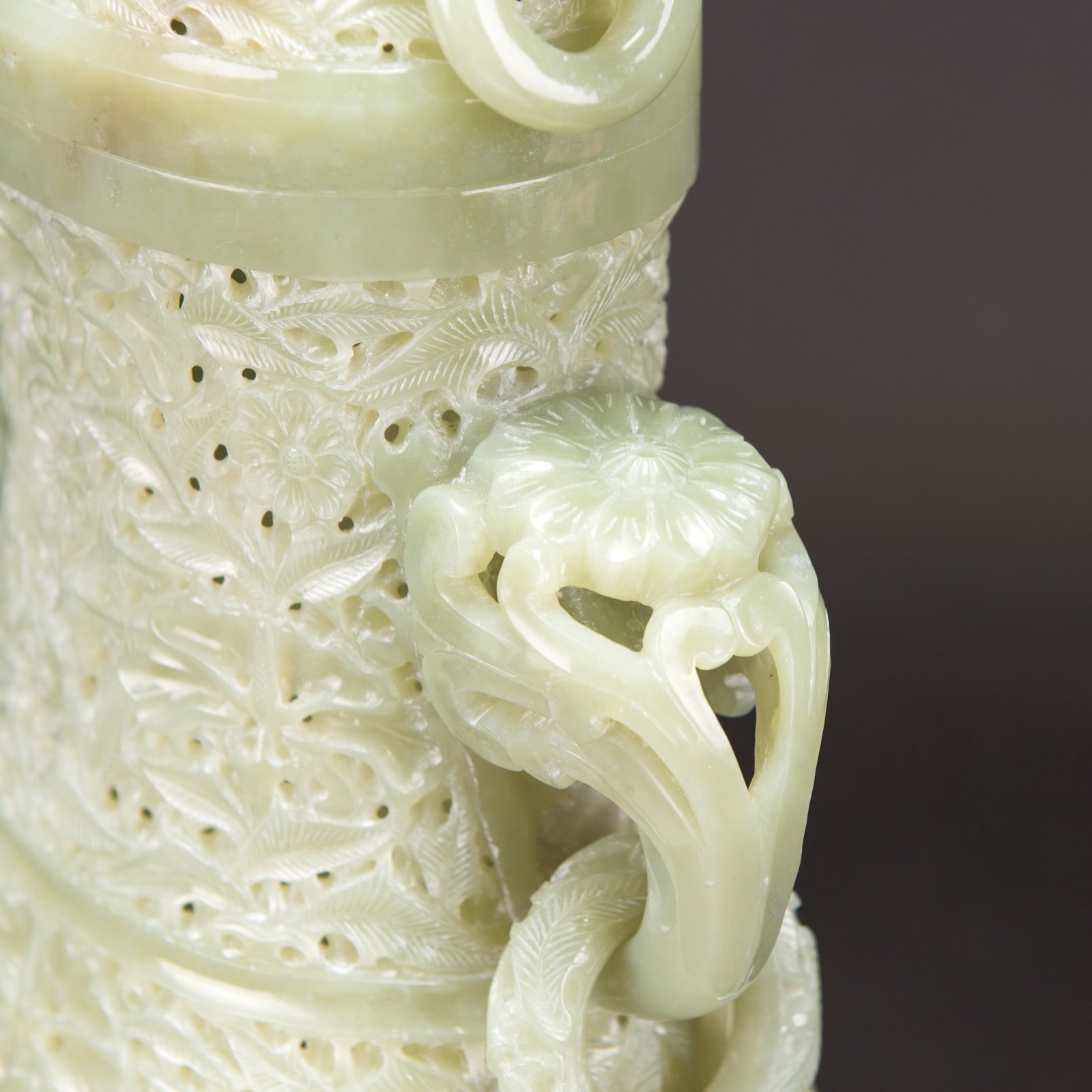 A CARVED CELADON WHITE JADE VASE AND COVER, MID-20TH CENTURY - 8