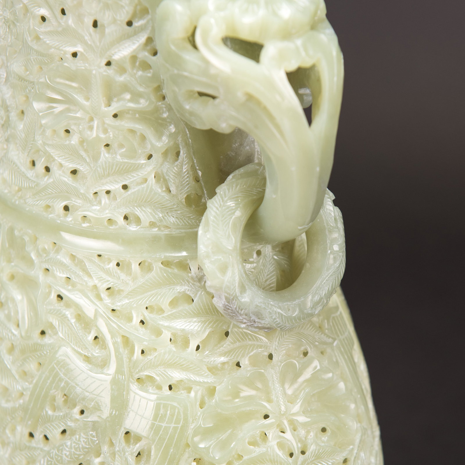 A CARVED CELADON WHITE JADE VASE AND COVER, MID-20TH CENTURY - 9