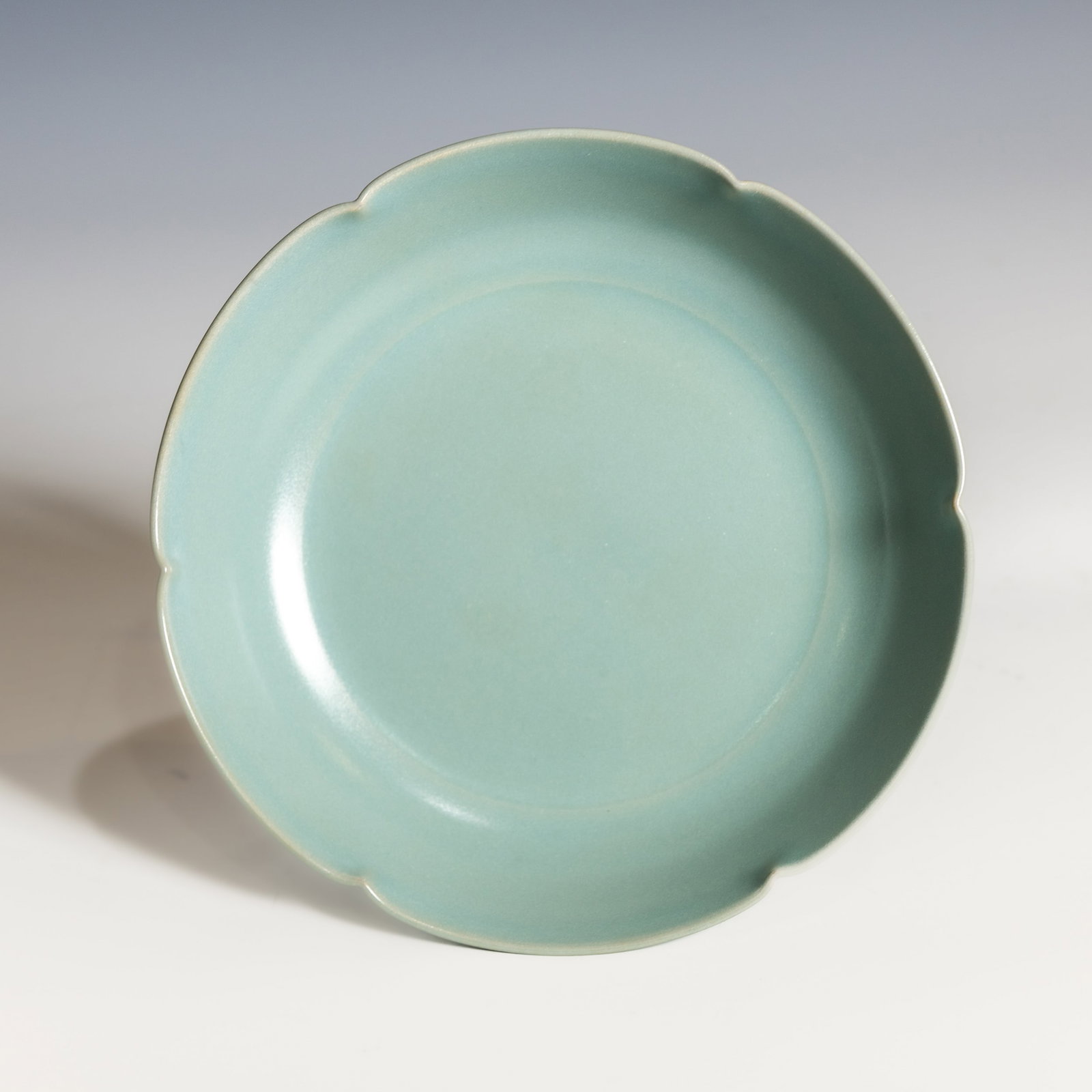 A CHINESE CELADON DISH: 1.97"h x 7.56"d (5 x 19.2 cm) 