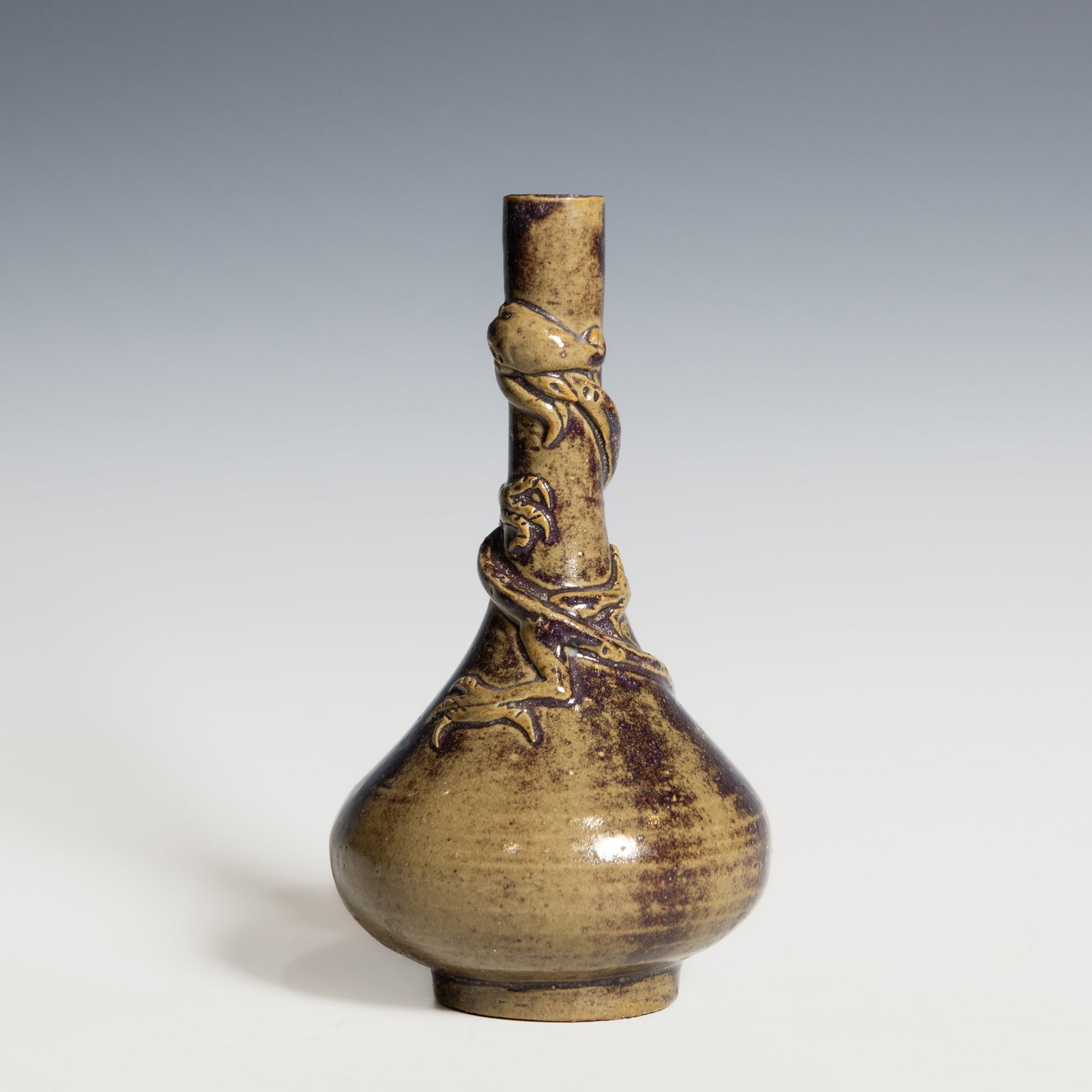 A Shiwan Ware Vase with Dragon Decoration, Qing Dynasty - 2