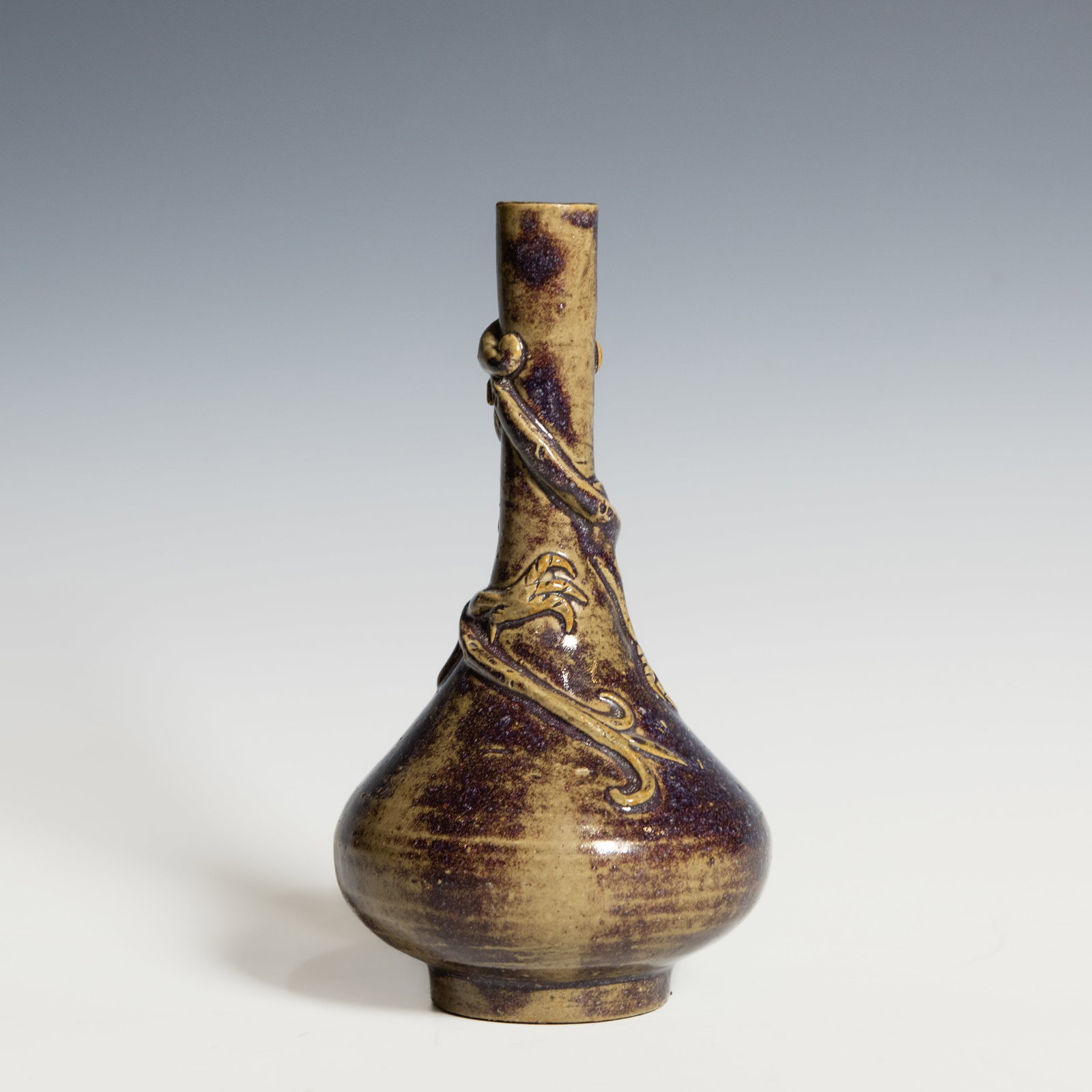 A Shiwan Ware Vase with Dragon Decoration, Qing Dynasty - 3
