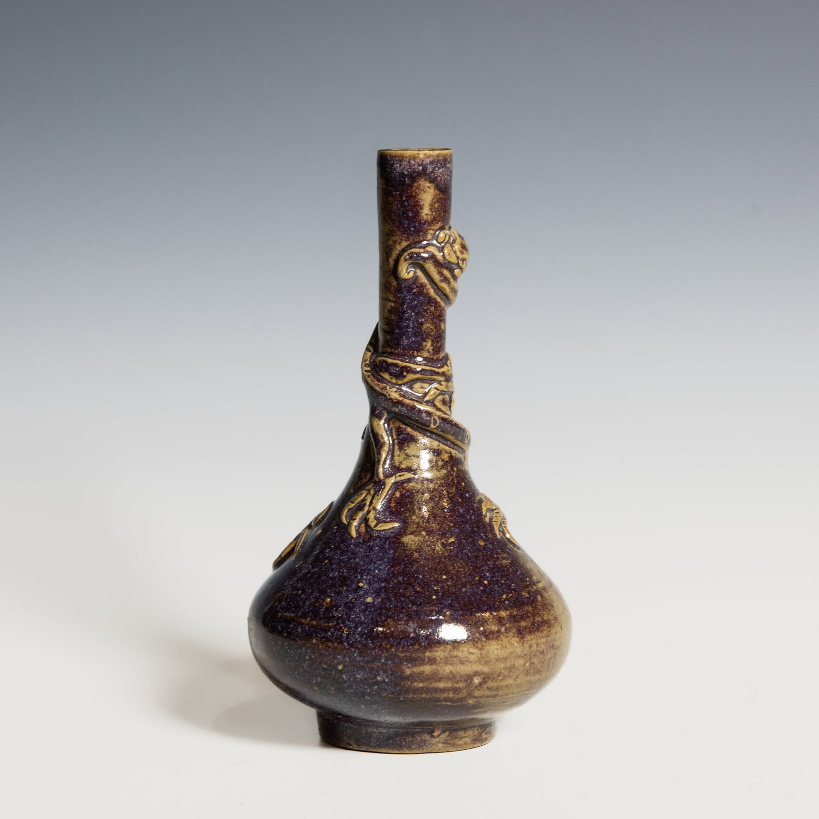 A Shiwan Ware Vase with Dragon Decoration, Qing Dynasty - 4