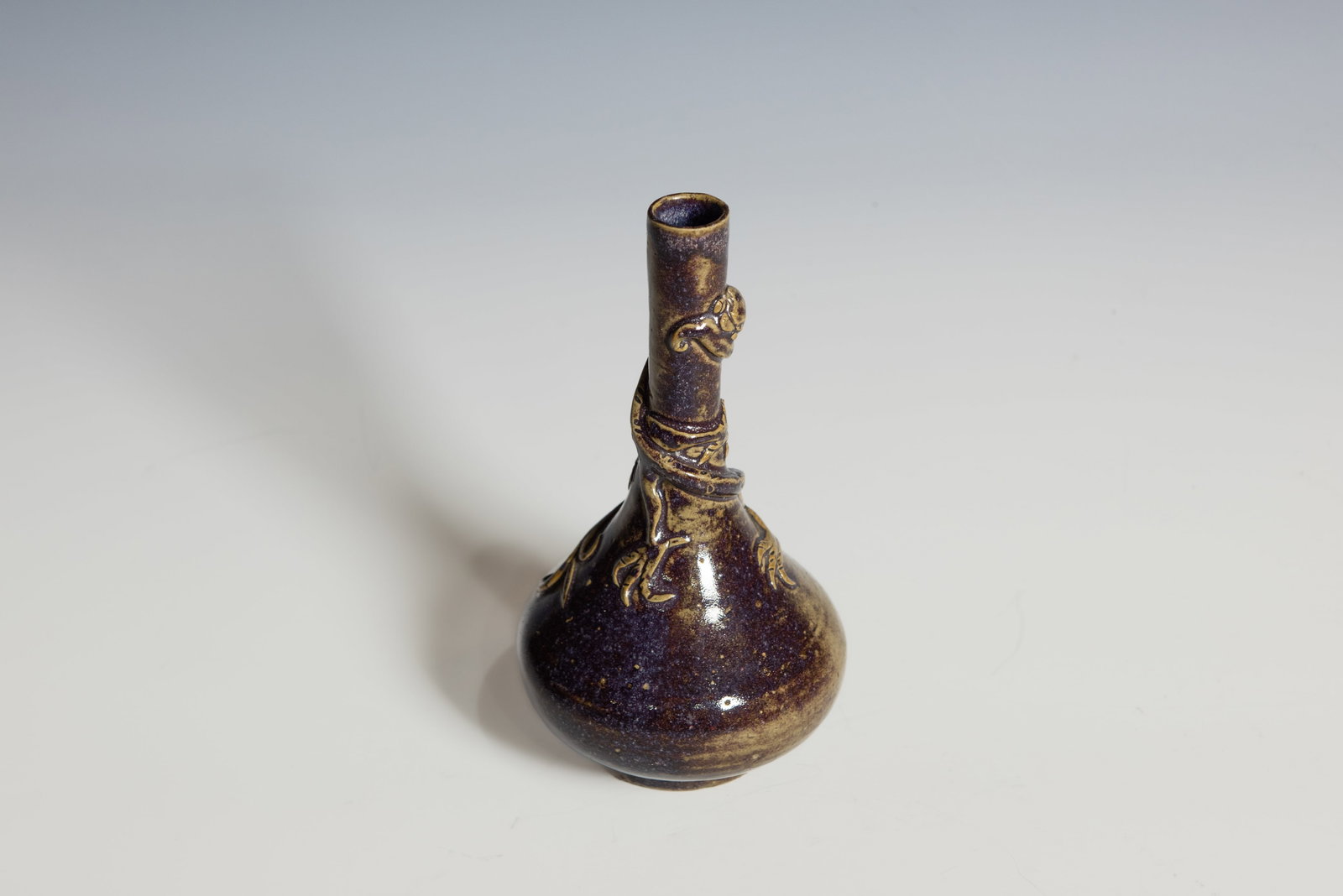 A Shiwan Ware Vase with Dragon Decoration, Qing Dynasty - 5