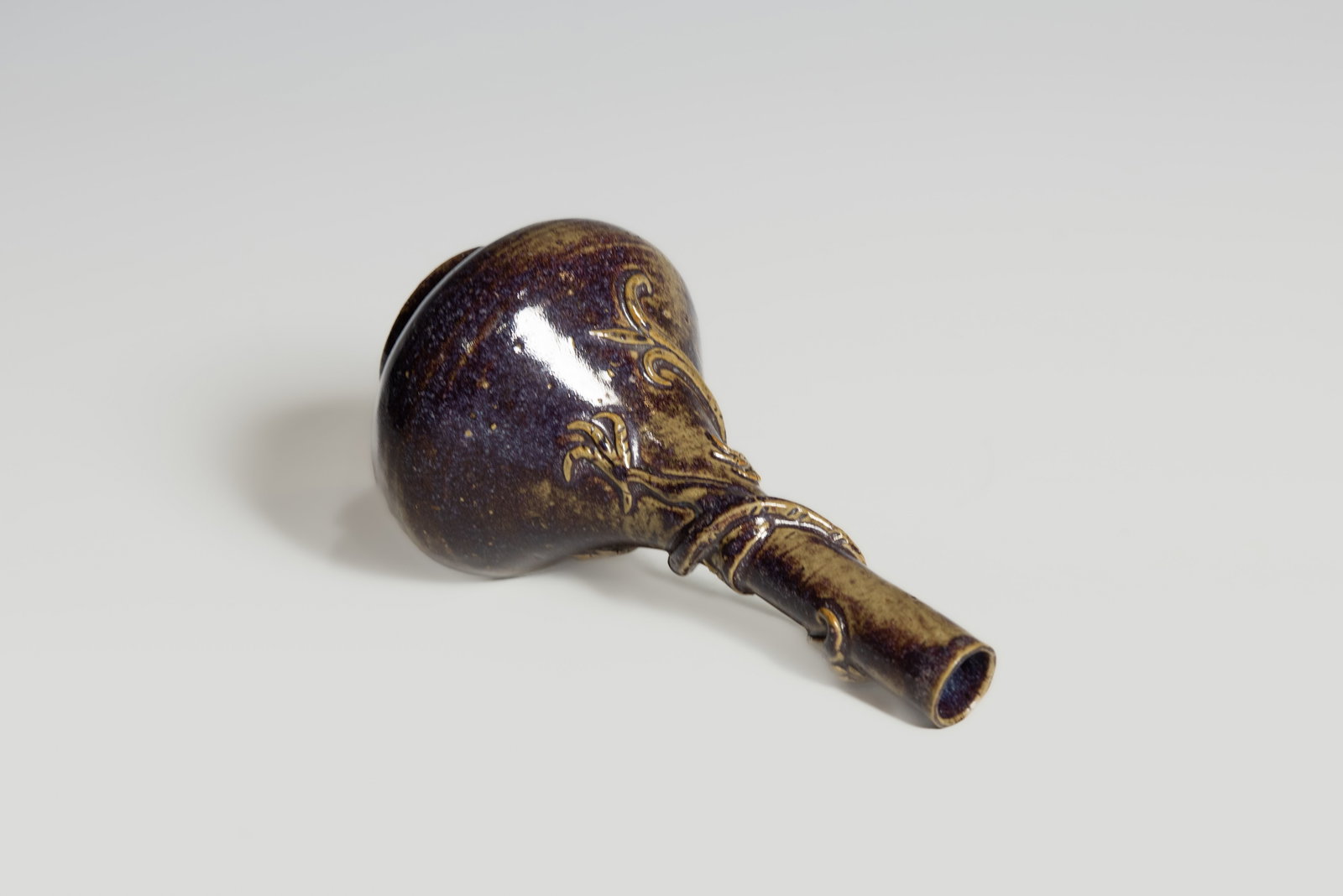 A Shiwan Ware Vase with Dragon Decoration, Qing Dynasty - 6