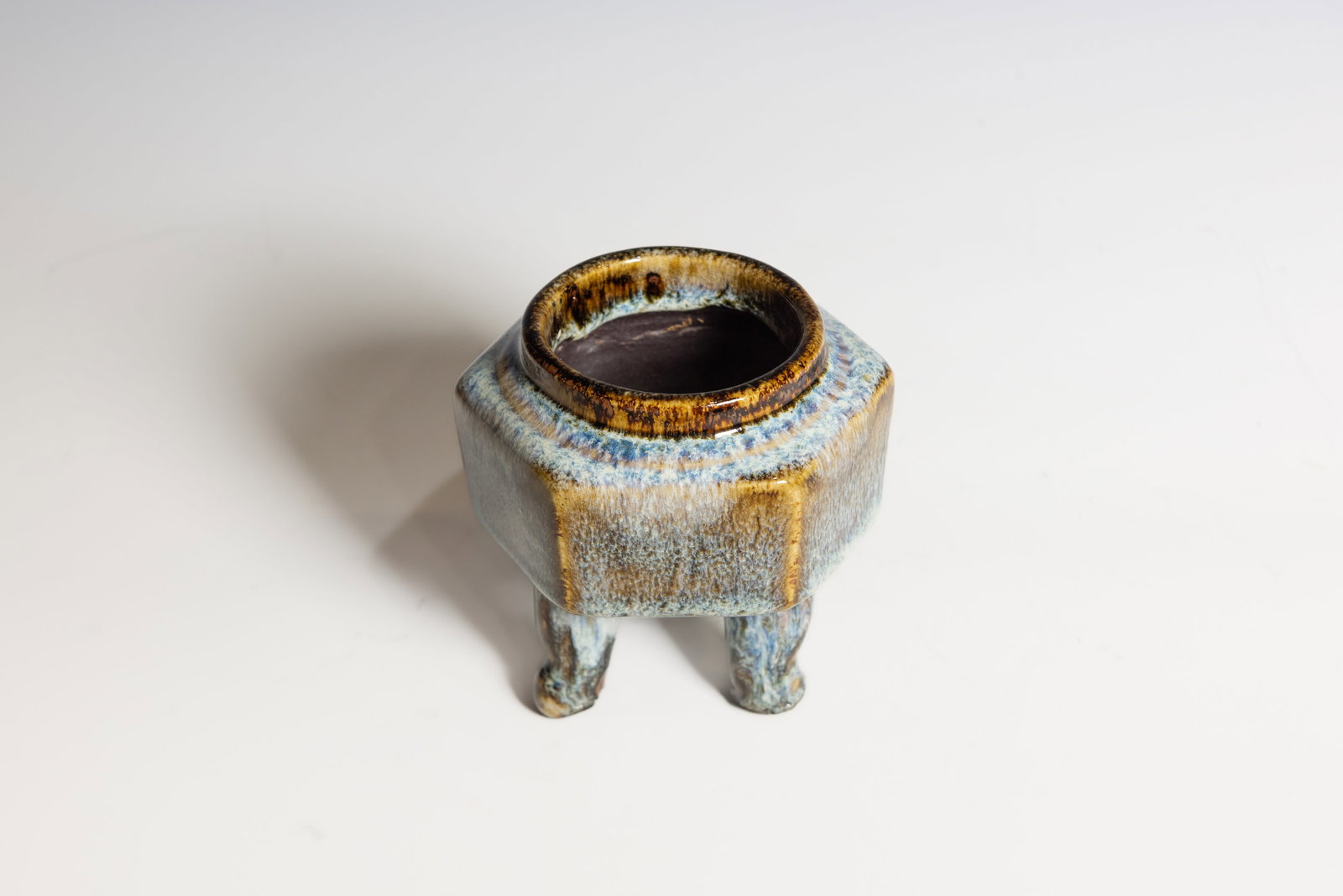 A Shiwan Ware Glazed Tripod Censer, Qing Dynasty - 4