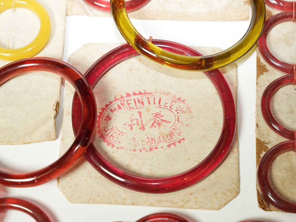 GROUP OF 50 PEKING GLASS BANGLES, LATE QING OR REPUBLIC PERIOD - 2