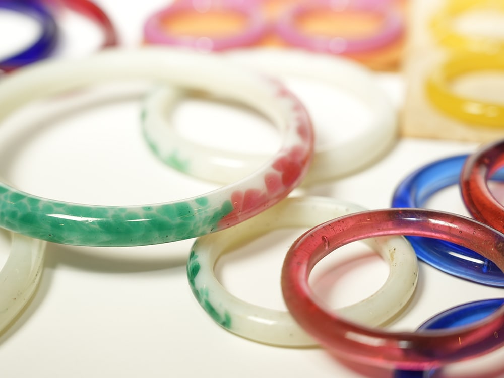 GROUP OF 50 PEKING GLASS BANGLES, LATE QING OR REPUBLIC PERIOD - 4
