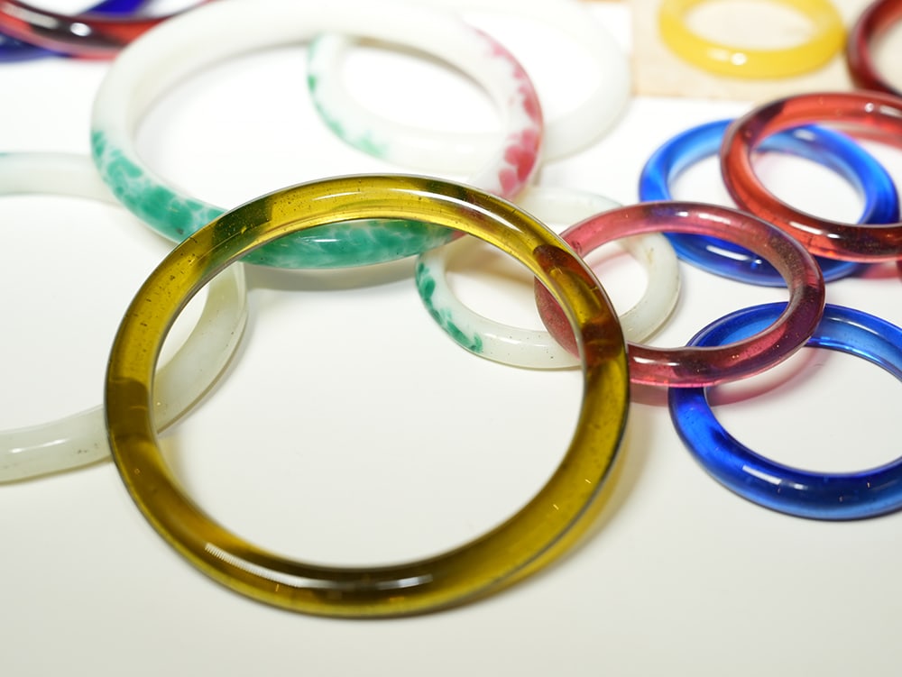 GROUP OF 50 PEKING GLASS BANGLES, LATE QING OR REPUBLIC PERIOD - 5