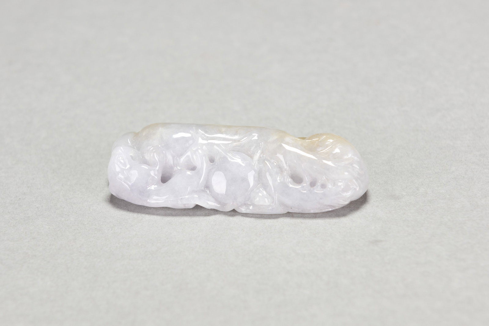 A CARVED LAVENDER JADEITE PENDANT - 2