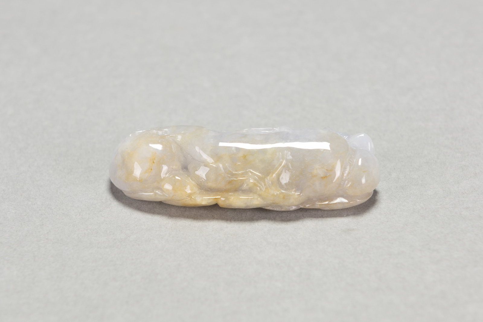A CARVED LAVENDER JADEITE PENDANT - 3