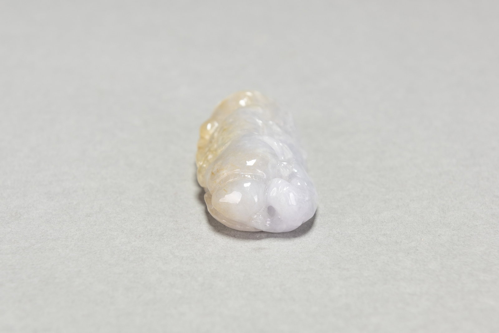 A CARVED LAVENDER JADEITE PENDANT - 4