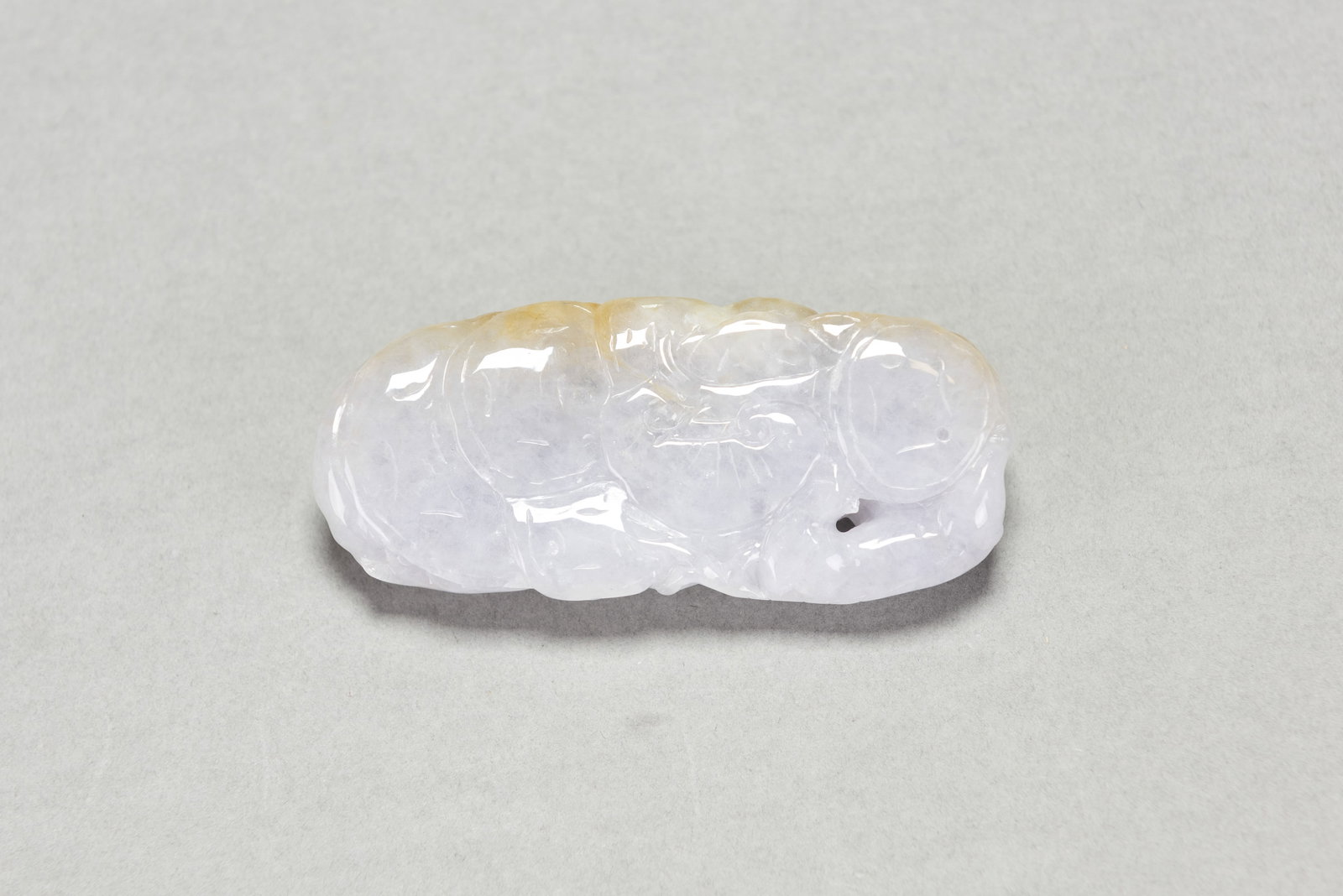 A CARVED LAVENDER JADEITE PENDANT - 5