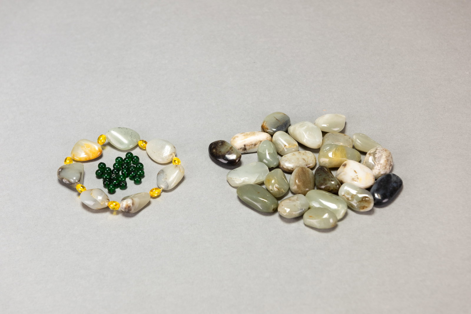 GROUP OF JADE, JADEITE AND GEMSTONES - 3