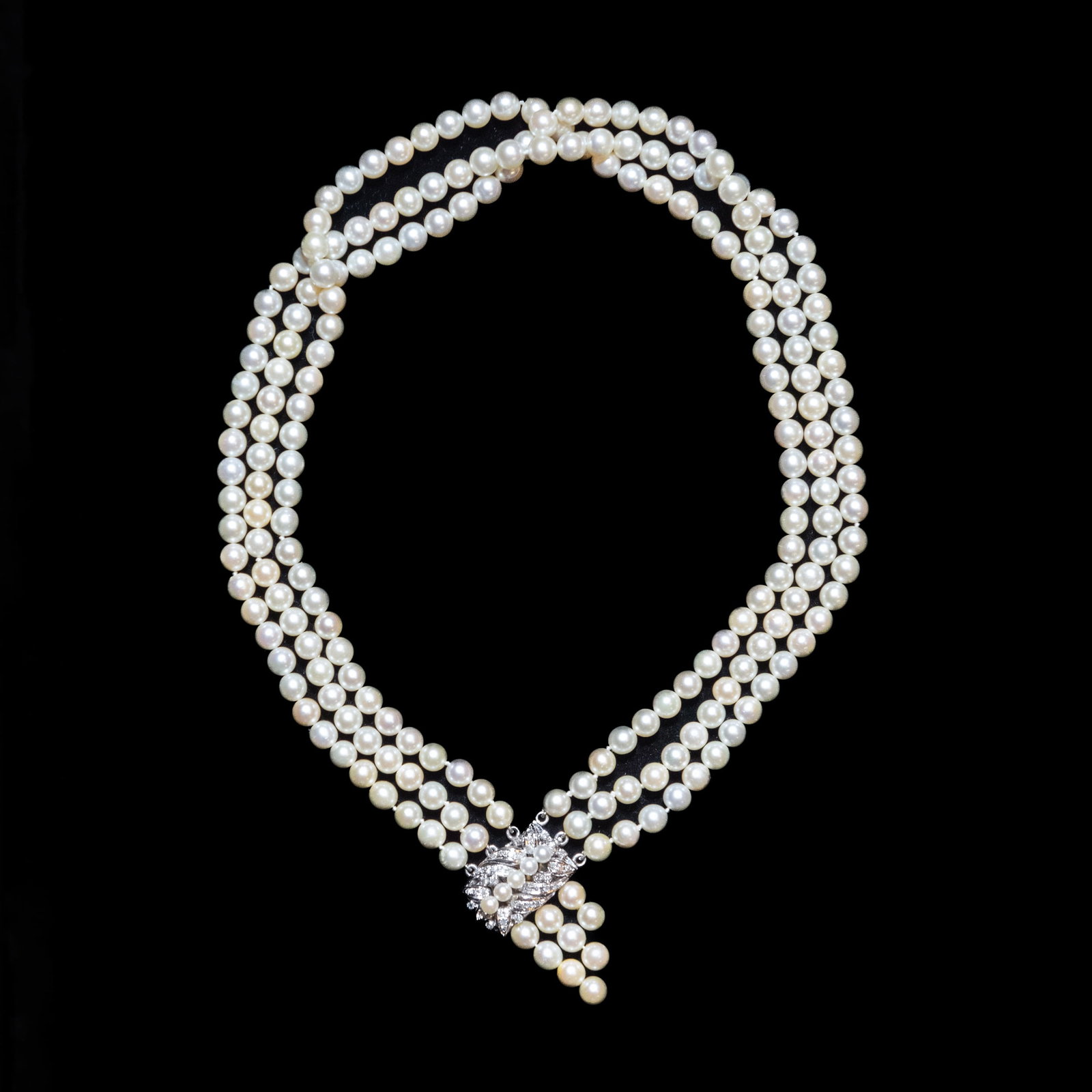 PEARL, DIAMOND AND 14K NECKLACE: Pearl, diamond and 14K gold necklace. 19.29"l (49 cm)