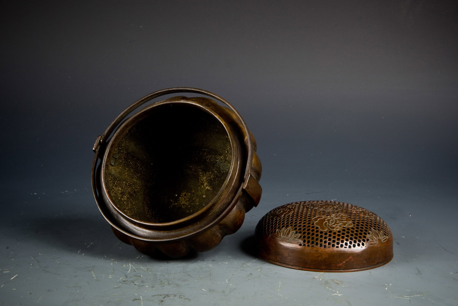 A LOTUS-SHAPED BRONZE CENSER - 4
