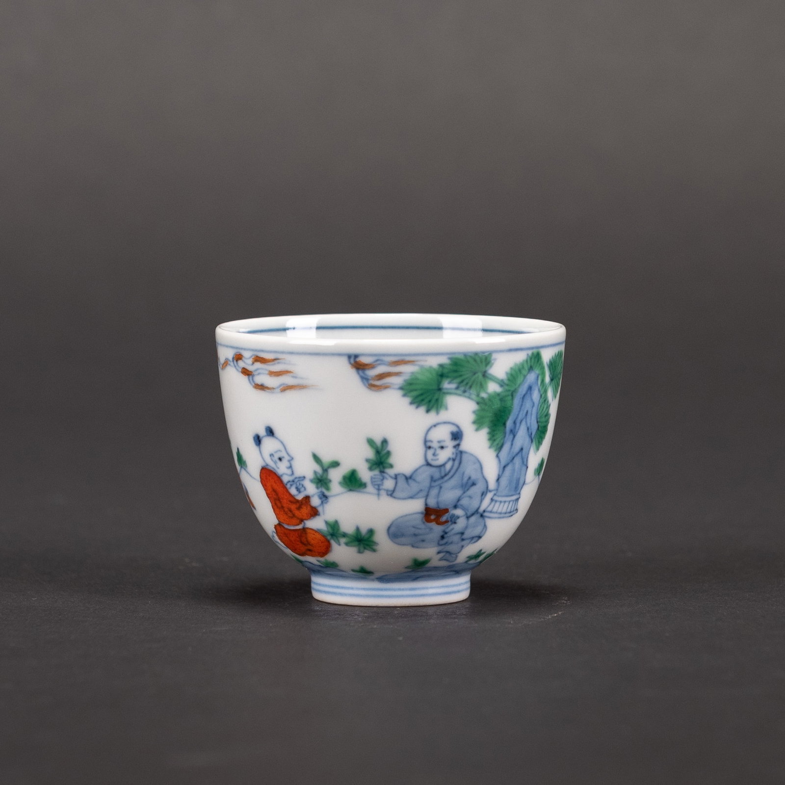 A DOUCAI 'FIGURAL' CUP, CHENGHUA MARK (1 of 8)