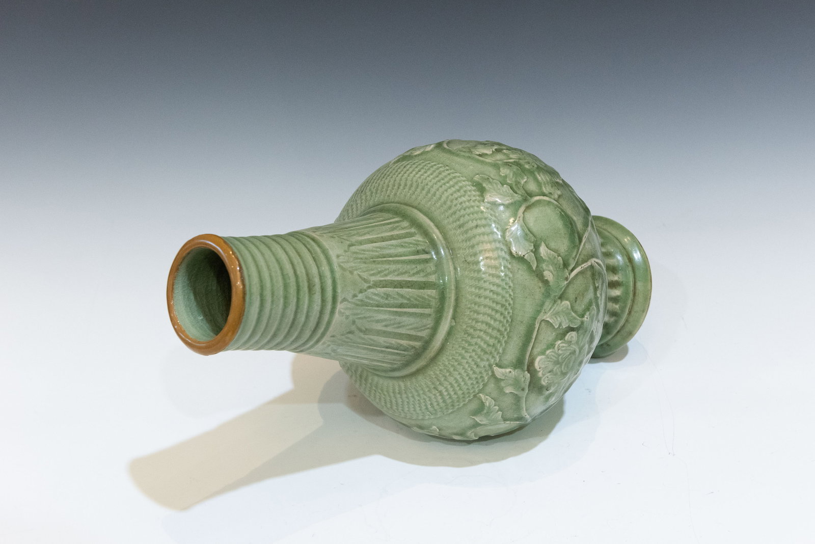 A CHINESE CARVED CELADON VASE - 2
