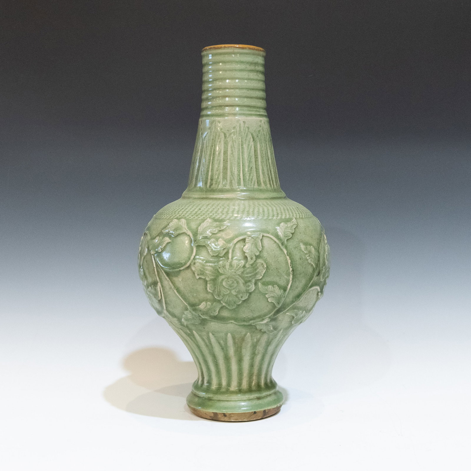 A CHINESE CARVED CELADON VASE - 3